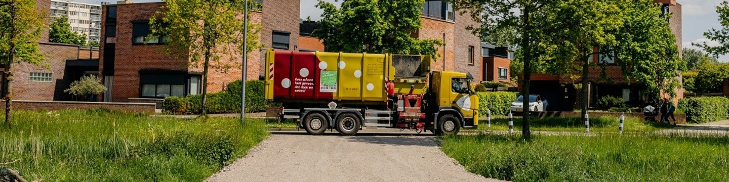 Vrachtwagen die vuilnis ophaalt in de gemeente Goes