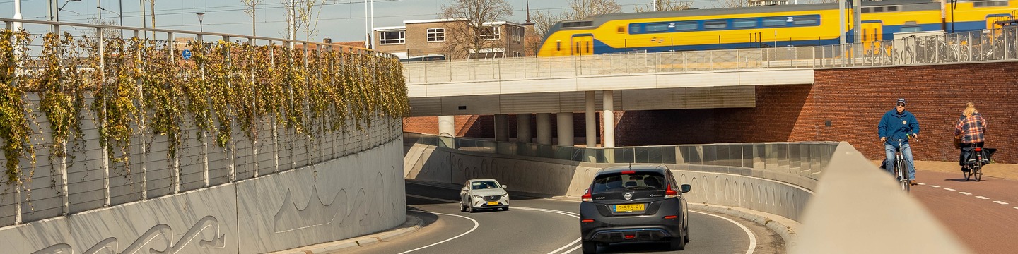 Trein, auto en fietsers verplaatsen zich door Goes.