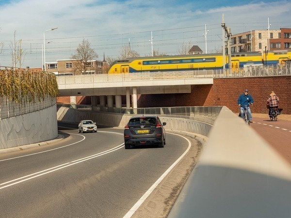Trein, auto en fietsers verplaatsen zich door Goes.